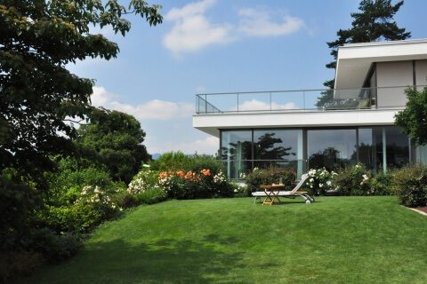 Grosser Garten mit moderner Architektur Schweiz