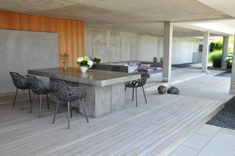 Terrasse und Terrassengestaltung mit Sichtbeton, Holzdeck, Tisch und Liege