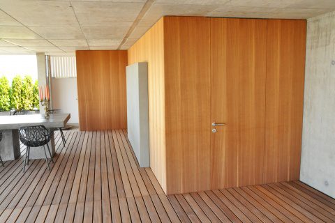 Terrasse und Terrassengestaltung mit Sichtbeton, Holzdeck und Liege