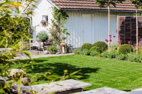 belgisch-eglischer Gartenstil Gartengestaltung Gartenhaus Rasenfläche Pflanzfläche